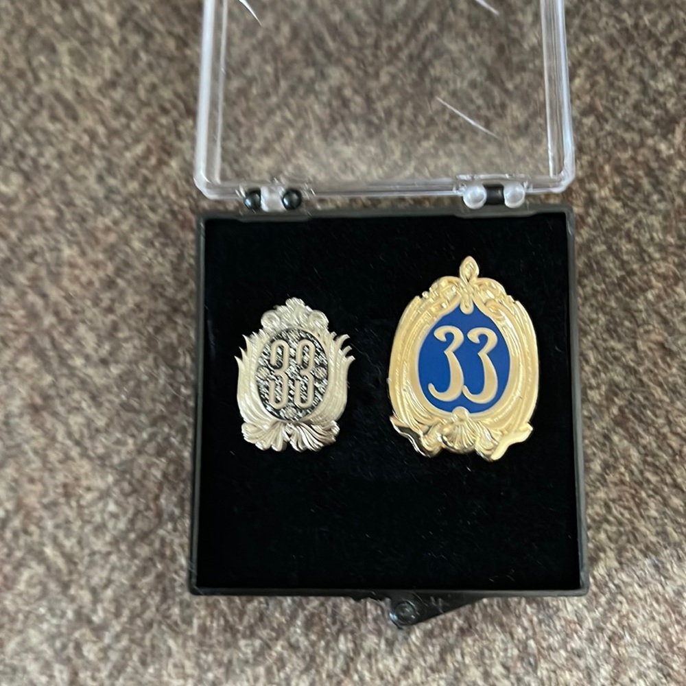 Disneyland Club 33 Pins with case